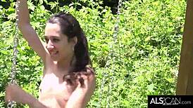 Majhna rjavolaska razteza ustnice pičke na zunanjem gugalniku za divji orgazem