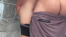 presser min brune nabo mot veggen for en rask spenning