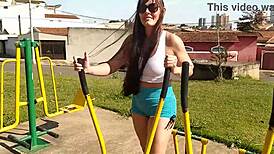 vadia gostosa flashing breasts in public, sucking cock on street