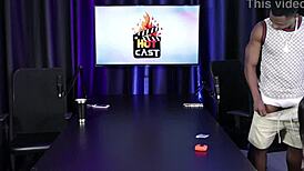 gostosa mede o pau grande do negro e faz boquete