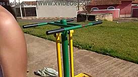 vadia gostosa flashing breasts in public, sucking cock on street