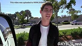 Гей парень исследует жопу в детальной сцене