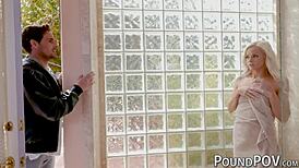 Mükemmel küçük 18+ güzellik üvey kardeşinin büyük sikini emiyor, sonra sertçe misyoner pozisyonunda sikiyor