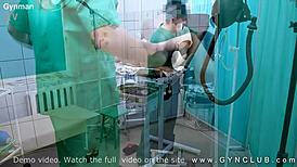 Umazana preiskava na ginekološkem stolu me pretresla! Nikoli nisem mislila, da bom videla tako divjo fetiš postavitev. 😳