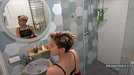 Alexet kukkolják a zuhany alatt - mi történik itt?