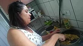 Sarah rosa cooks sexy farofa while showing big tits