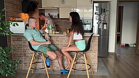 Schlampe Ehefrau fickt Ehemanns Freund in wildem Dreier!