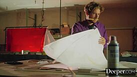 Abigail Mac megdugja a fiatal alkalmazottját a fürdőben arcra