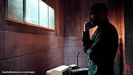 Cara musculoso domina milf e novinha em submissão