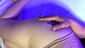 Indossare un vestito corto a casa è stato un errore. Mi ha beccata, messa in ginocchio e mi ha scopato il culo latino duro.