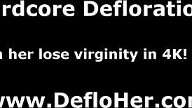 Krásná 18+ holka Enzio Ricci cítí první defloraci kouřením u bazénu s malýma 18+ prsama