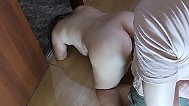 Мачеха в стрингах удивлена аналом в ванной