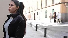 يا رجال، شاهدوا دانييلا نيريا تسخن وتجن في العام بثدييها الصغيرين 18+!