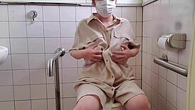 japanese milf masturbates in the toilet, so hot 😍