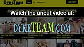 Rubia joven y MILF tijereando con pasión en lencería