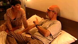 mi marido cornudo trajo amigos para cogerme mientras mi hijastro espiaba y se animo a follarme