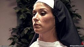 Nonne lesbienne fouette étudiantes sexy en action de groupe coquine !