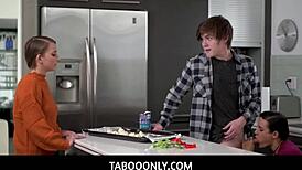 स्टीपमॉम पेनी बार्बर स्टीपसन टायलर क्रूज को रफ हैंडजॉब से हेल्प करती है