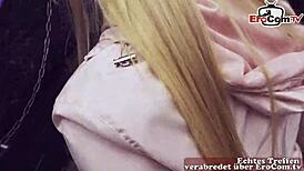 Deutsche blonde Teenagerin mit Piercings bei öffentlichem Sextreffen