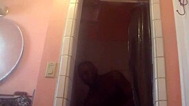 Sexo no chuveiro com BBW curvilínea e pau preto gigante, tão quente! 🛁