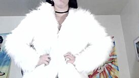 O, zeița mea în blană, joc solo cu fundul ăla mare mă înnebunește mereu!