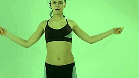 ลาริซา ดอลินา ทำให้ตกตะลึงด้วยการยืดหยุ่นและออกกำลังกายแบบอะโครบัต