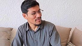 Stiefvater beruhigt wütende Stieftochter mit sanften Worten.