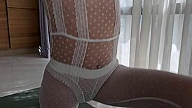 넓게 벌어진 보지가 요가 세션에서 늘어나