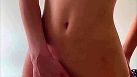 Chica cachonda tocándose a tope - maiskii