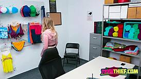 Roztomilá mladá zlodějka platí pusou