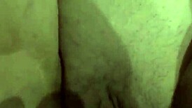 Oye, mira a mi novia mostrando su coño recién afeitado de cerca.