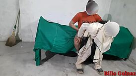 משרתת מוסלמית נלקחת על ידי הבעלים בסוד. התחת הצר שלה מרגיש כל דחיפה בחדר הנסתר.