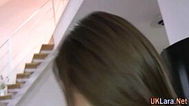 クラシィなイギリスの熟女がストッキングで濡れたマンコを上品に舐める