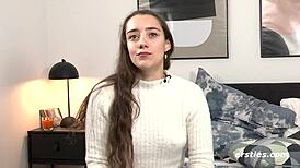 Yogalehrerin medea from leipzig reaches orgasm with giant dildo