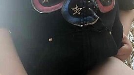 Žena se nechá šukat dildem v lese, sténá nahlas.