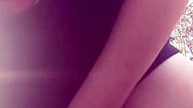 Žena se nechá šukat dildem v lese, sténá nahlas.