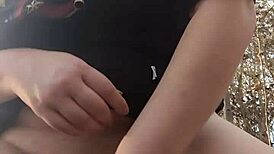 Žena se nechá šukat dildem v lese, sténá nahlas.