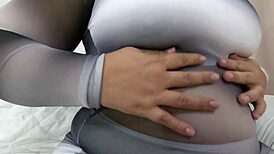 丰满大屁股熟女在巴西自制视频中展示大屁股 - 感性妈妈阴唇暴露