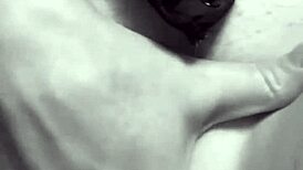 Olivia onanerer til orgasme i lingerie