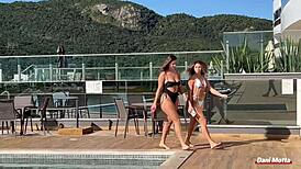 Duas amiguinhas, vocês não aguentaram esperar e começaram a brincadeira sozinhas?