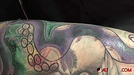 ماري بوسيت تتحمل ألم وشم الساق البربري!