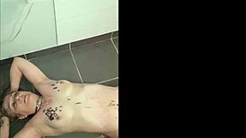 Hamba dapat pancut dan hisap ayam BDSM dengan pelacur