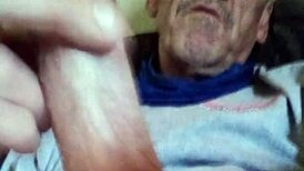 Isä näyttää huolenpitoaan erityisellä nussitavalla - ainutlaatuinen side