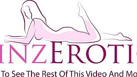 Hé, Angel Princess hatalmas természetes cicikkel keményen ujazza magát