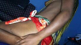 Veo a crazybitch6 follando un dildo en su coño, metiéndose el puño hasta correrse