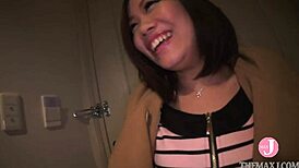 Elle m'a supplié de mettre ma bite dans sa chatte après l'avoir frottée