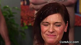 Neobvyklá centerfold dostane facial a zje všetku spermu