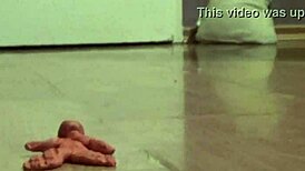 Высокая великанша Клэйман топчет крошечные фигурки 18+ в жирном фетиш-видео