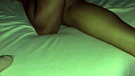 Roxy u seksi šortsevima dolazi posle ponoći za šamaranje po dupetu. Plati guzom!