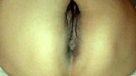 自宅で蒸し暑いソロセッションでオナニーする女